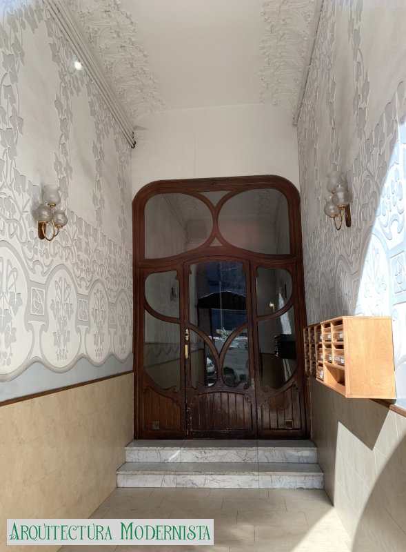Consell de Cent, 111 (Foto: Albert Esteves, 2019) Consell de Cent, 111