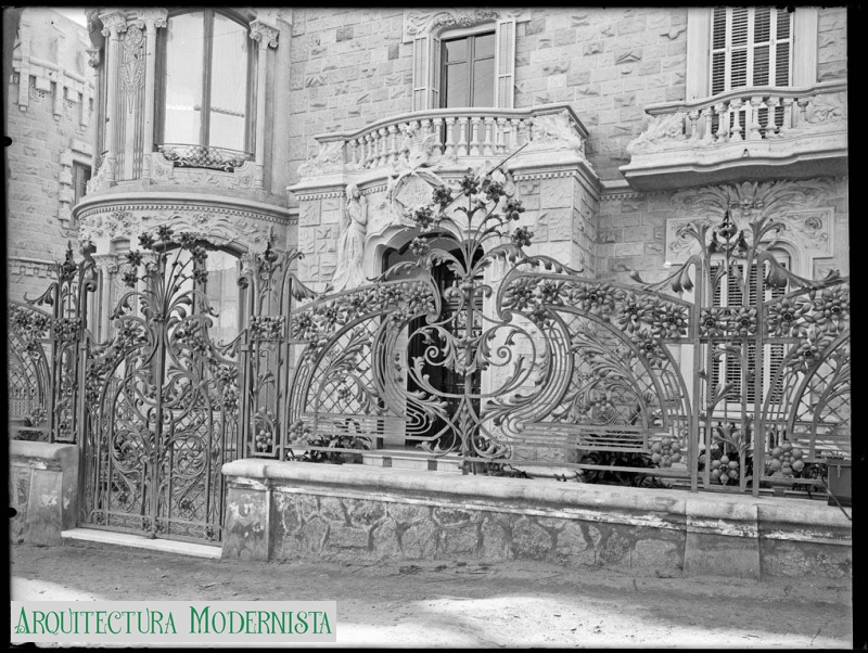 Casa Bernat i Creus - estat original (Foto: Arxiu C.E.C.) Casa Bernat i Creus - estat original