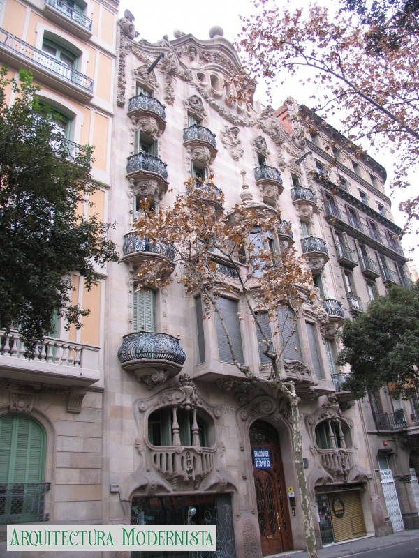 Casa Comalat - façana a Diagonal (Foto: Valentí Pons Toujouse, 2006) Casa Comalat - façana a Diagonal