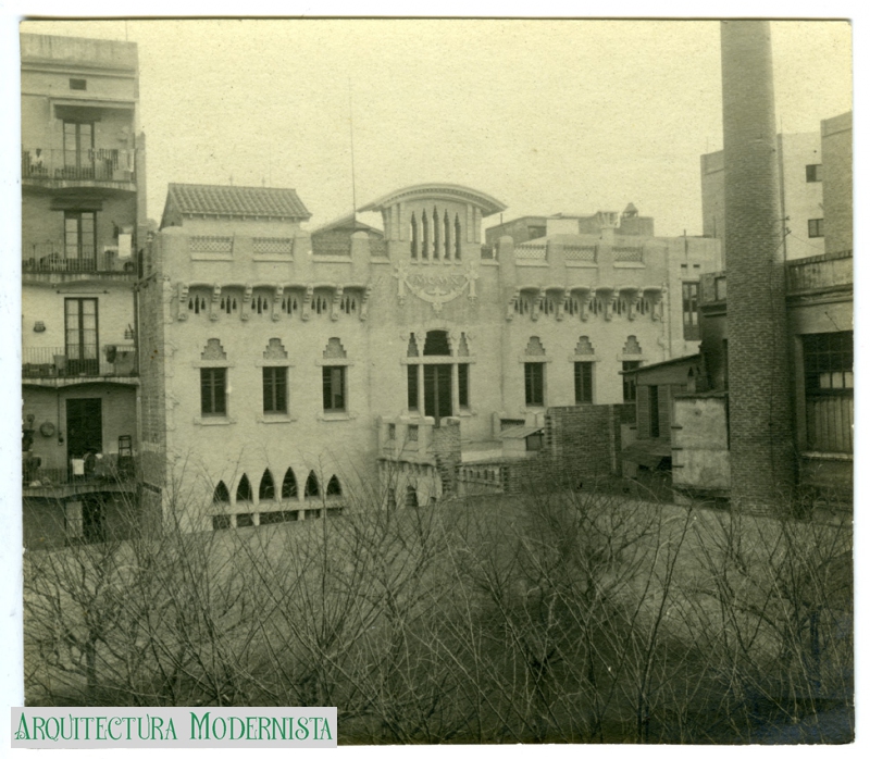 Lactància - façana posterior (Foto: Frederic Ballell Maymí; Ilustració catalana, 1912) Lactància - façana posterior