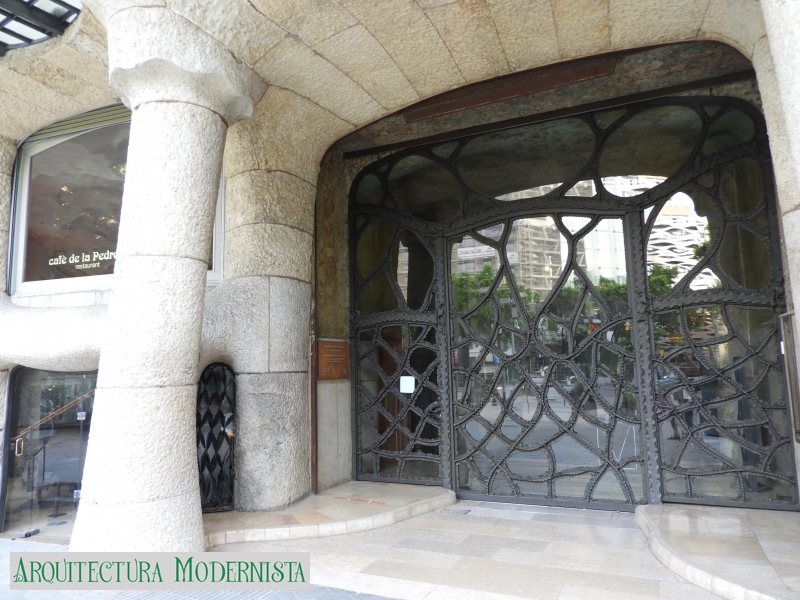 Pedrera - porta Pg. Gràcia