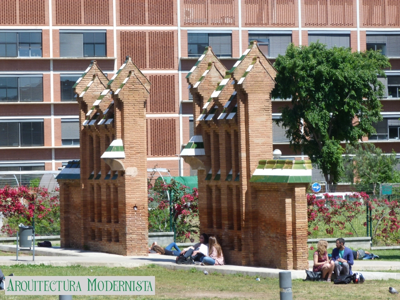 Facultat de Farmàcia - porta d'accés