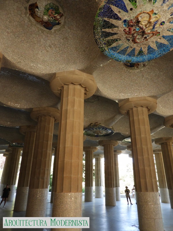 Park Güell - sala hipòstila (Foto: Valentí Pons Toujouse, 2020) Park Güell - sala hipòstila