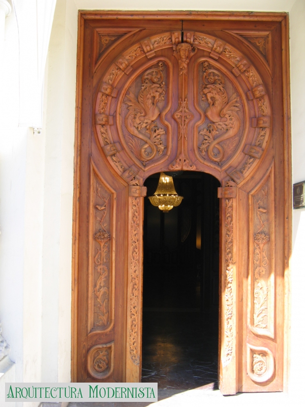 Círculo Oscense - porta (Foto: Valentí Pons Toujouse, 2016) Círculo Oscense - porta