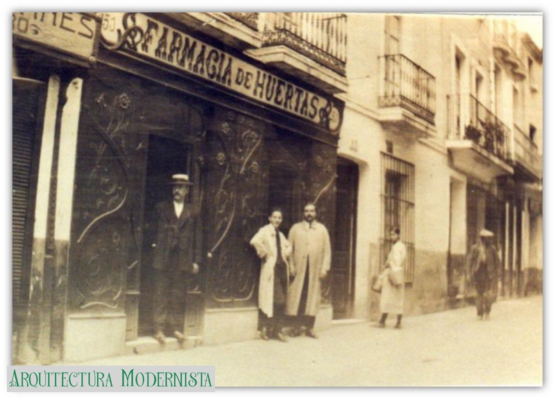 El farmacèutic, sr. Sandalio Huertas, amb dos empleats