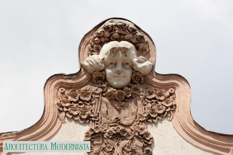 (Foto: Miklós Vincze; https://24.hu/kultura/2018/07/21/kobanya-szecesszio-epitesz-schontheil-richard-zsinagoga-villa/, 2018)