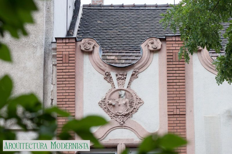 (Foto: Miklós Vincze; https://24.hu/kultura/2018/07/21/kobanya-szecesszio-epitesz-schontheil-richard-zsinagoga-villa/e, 2018)