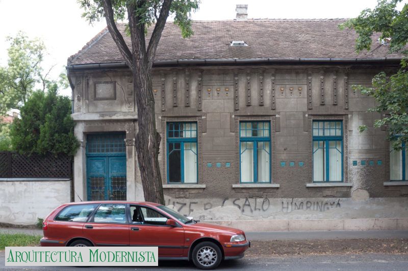 (Foto: Miklós Vincze; https://24.hu/kultura/2018/07/21/kobanya-szecesszio-epitesz-schontheil-richard-zsinagoga-villa/, 2018)