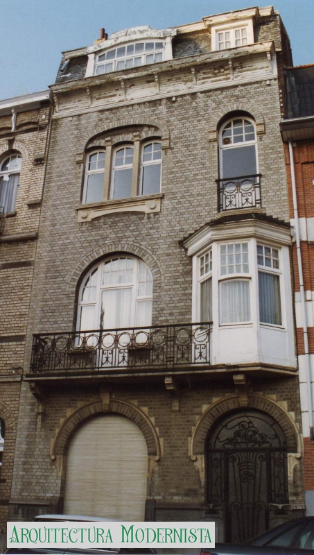 (Foto: © SPRB-DMS; https://monument.heritage.brussels/fr/Etterbeek/Rue_des_Bataves/4/13905, 1993)