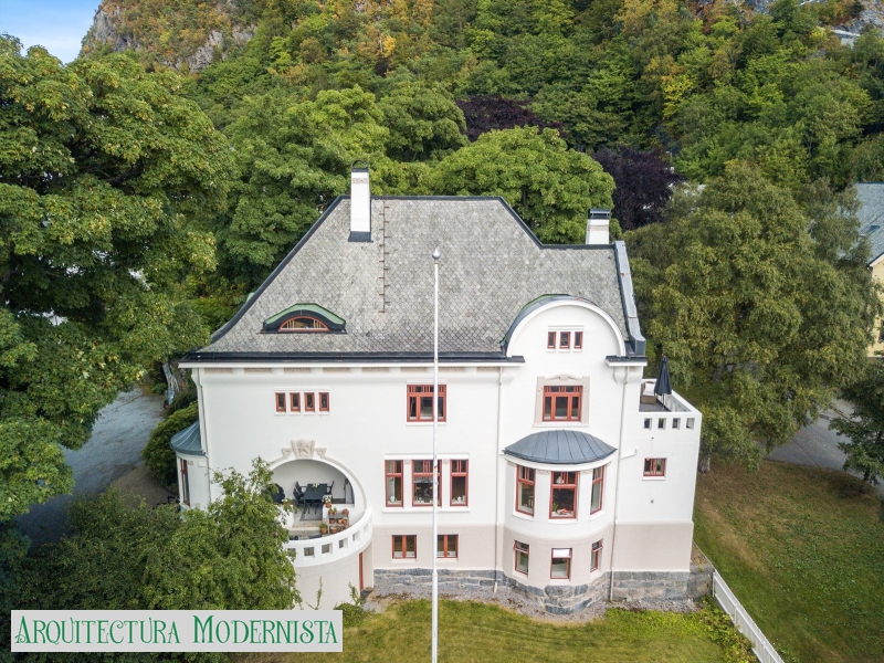 (Foto: https://dnbeiendom.no/altombolig/kjop-og-salg/norges-fineste-jugendvilla)