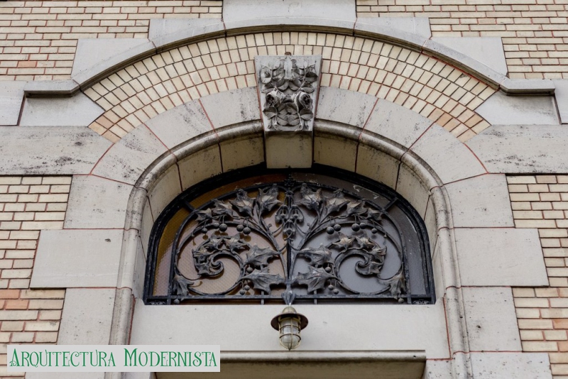 (Foto: https://www.espaces-atypiques.com/ventes/08300-rethel-manoir-darchitecte-louis-sorel-style-art-nouveau-et-art-deco-3898ear/)