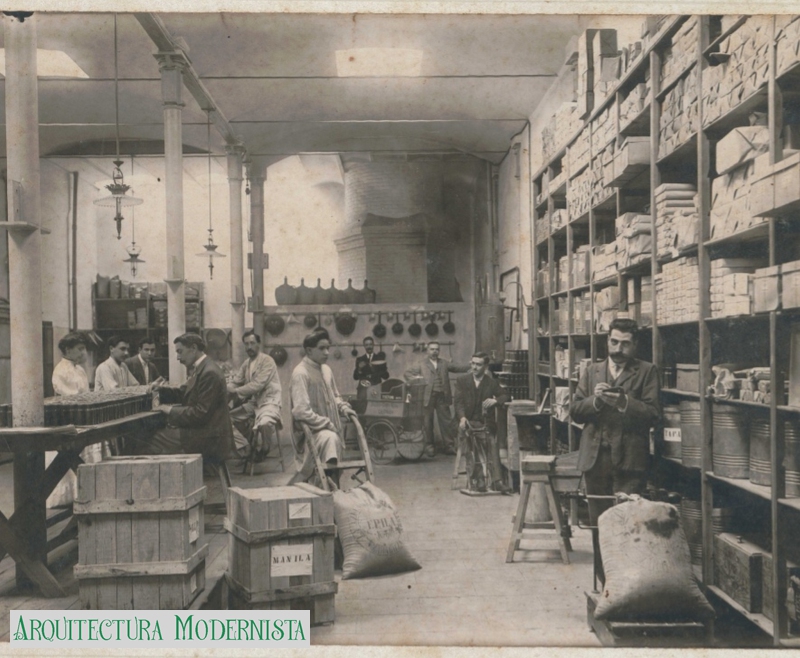 Farmàcia Domènech - interior planta embasat Fosfo glicocola Domènech (Foto: Fons Farmàcia Domenech / Biblioteca de Catalunya; Cedida per Marian Domenech Grau) Farmàcia Domènech - interior planta embasat Fosfo glicocola Domènech
