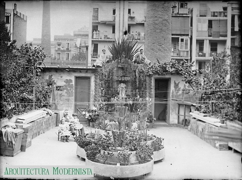 Farmàcia Domènech - pati posterior (Foto: Fons Farmàcia Domenech / Biblioteca de Catalunya; Cedida per Marian Domenech Grau) Farmàcia Domènech - pati posterior