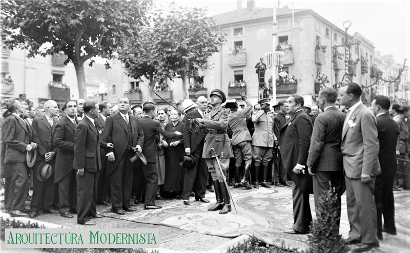 Alfons XIII descobrint el Monument al Morts en la Guerra d'Àfrica; Raspall a la dreta -Granollers-